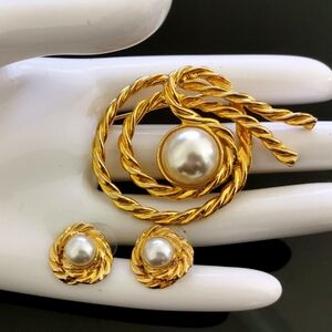 Vintage Round Gold Tone  Twisted Metal with Faux Pearl Brooch and Earrings Set